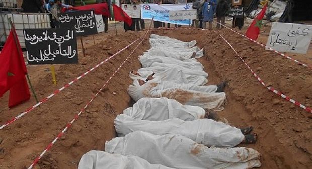 +صورة:تجار بإنزكان يحتجون بطريقة غريبة بارتداء الأكفان والارتماء وسط خندق كبير