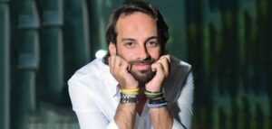 “مول البندير” يتعرض للنصب بأكادير،وسيدة تهديه “مضمة” من الذهب الخالص