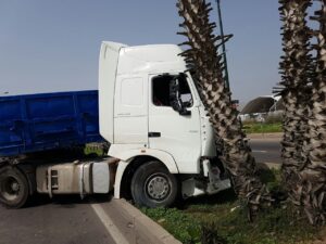 شاحنة بمقطورة تتسبب في حادثة سير غريبة بمدخل أكادير الشمالي