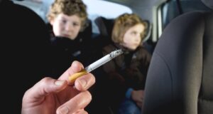 الأطفال الذين يعيشون مع المدخنين قد يعتقدون أن التدخين جيد