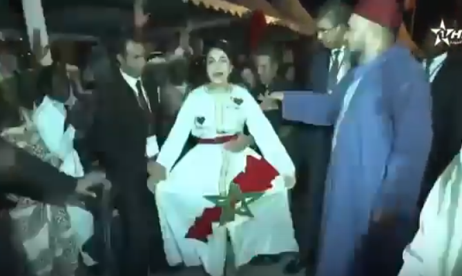 +فيديو:مغربية تفاجئ الملك بقفطان يحمل خريطة المغرب