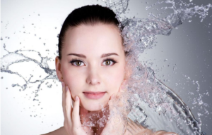 اكتشفي السوائل التي تطهر وتنقي الوجه من الشوائب