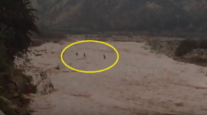 بالفيديو والصور:مواطنون يغامرون بأنفسهم لعبور أحد الأودية بأكادير