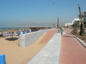 مشرملان يخطفان فتاة من يد حبيبها بكورنيش اكادير ويحاولان اغتصابها برمال الشاطئ والأمن يتدخل في الوقت المناسب