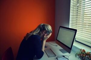 تلاميذ قرصنوا صور مسؤولة بنكية على الفايسبوك وهددوها بنشرها في الانترنيت