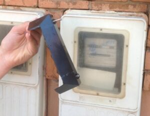 ONE ينزع عدادات المنازل ويقطع الكهرباء عن المواطنين يثير ارتباكا كبيرا بأكادير