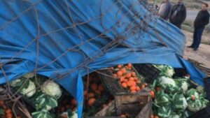 عااجل:انقلاب شاحنة محملة بأطنان من الخضر يقطع الطريق بأبرز محور طرقي بأكادير وسط استياء عام للسائقين