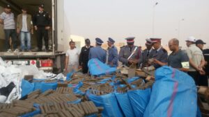 شاهد بالصور تفاصيل حجز شاحنتين محملتين بأطنان من مخدر الشيرا انطلقت من سيدي بيبي وضبطت ببوابة الكركرات