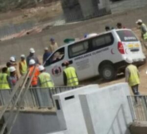 نايضة بأكادير :سقوط "بناي" و"الجلايجية" يرشقون سائق سيارة إسعاف بالزليج والمعاول داخل مشروع سياحي 8 1 201