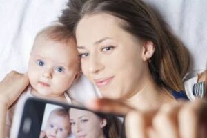 هذه 5 أسباب ستقنعك بعدم نشر صور طفلك على الأنترنت
