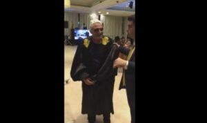 مايفعله هذا الساحر لايمكن تصديقه