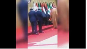 سقوط الرئيس اللبناني أثناء التقاط صورة تذكارية لقادة القمة العربية
