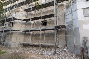 حقوقيون يطالبون بالكشف عن حقيقة بناية عشوائية ضخمة وسط ايت ملول