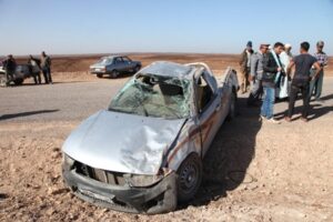 انقلاب سيارة خفيفة ونجاة ثلاثة شبان بأعجوبة