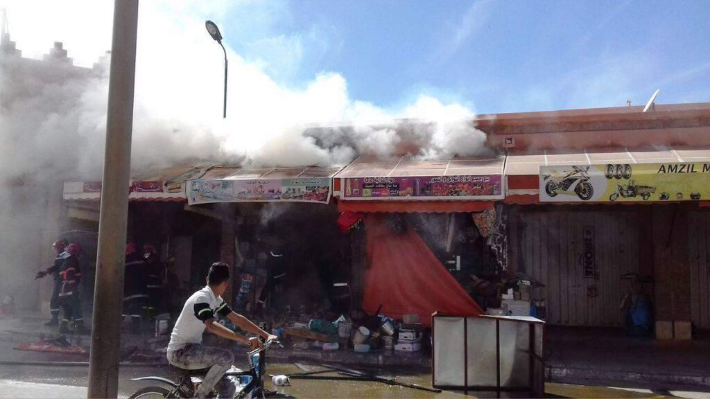 ألسنة النيران تلتهم محلات مركز تجاري شعبي بسوس والأمن يحقق في الحادث