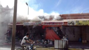 ألسنة النيران تلتهم محلات مركز تجاري شعبي بسوس والأمن يحقق في الحادث