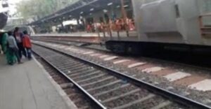 لقطات مرعبة لسيدة تنجو من الموت بعد عبور قطار من فوقها