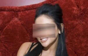 فتاة تسرق هاتفا نقالا وتبتز صاحبه عبر نشر صور زوجتة وهي عارية تماما