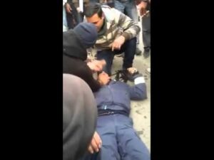 بعد الفتاة التي صفعت شرطي شاب آخر “سلخ” بوليسي ويرسله إلى المستعجلات