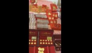 عريس يفاجئ عروسه بهدايا خرافية