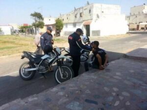 لصوص السيارات المركونة بالأماكن الغير المحروسة بأكادير يقعون في قبضة الشرطة،وهكذا كانوا ينفذون عملياتهم الإجرامية