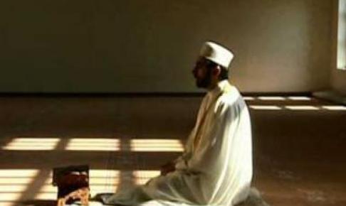 أكادير:معطيات جديدة حول اختفاء الإمام المثير الذي صدم المصلين بعد العثور عليه وألقى اللوم على مأدبة عشاء “فايتها الكلام” ومخاوف من عودته لفعلته