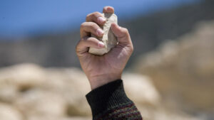 مجهولون “يرجمون” شخصا في بيوكرى ويرسلونه إلى المستعجلات بين الحياة والموت