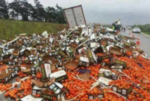 عااجل:انقلاب شاحنة محملة بالطماطم بأكادير يعرقل حركة المرور في قمة دروة حركة السير