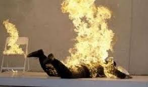 +فيديو:إشعال النيران في جسد شاب بأكادير،ومواطنون يتجمهرون في موقع الحادث.