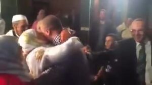 مغربي مقيم بأمريكا يفاجئ أخته العروس بحفل زفافها بطريقة أبكت كل الحاضرين