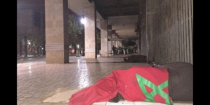 سابقة: مواطن يلتحف العلم الوطني ويحاول إحراق نفسه أمام المحكمة