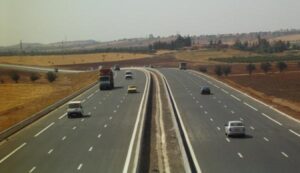 مستشار ملكي ينجو من الموت اثر تعرضه لهجوم خطير في الطريق السيار