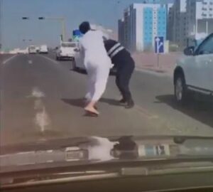 مواطن و شرطي مرور يتضاربان في الشارع