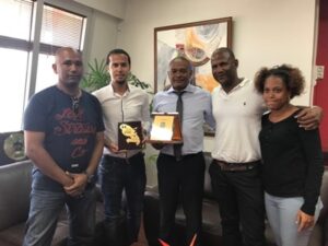 تكريم العايدي رئيس الجامعة الافريقية للجيث سكي بجزيرة المارتينك الفرنسية على هامش ندوة صحفية للاعلان عن مراحل بطولة العالم 10 1 116
