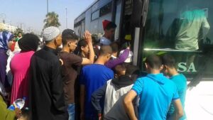 مواطنون بأكادير يعيشون لحظات عصيبة داخل حافلة للنقل العمومي ومطالب بالحد من معاناتهم 9 1 12