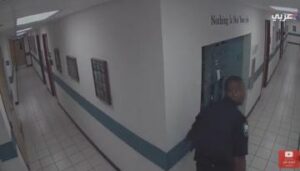 فأر يرعب شرطي أمريكي داخل أروقة مركز الأمن