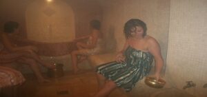 الحبس لمصور نساء عاريات داخل حمام، تنكر في زي نسائي ووضع فوق رأسه “باروكة” وهذه هي التفاصيل