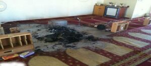 شخص يضرم النار في مسجد ويحرق 15 مصليا أثناء صلاة الجمعة