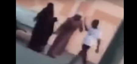 (+فيديو صادم)"مسخوط الوالدين" يضرب والديه بطريقة بشعة في الشارع العام