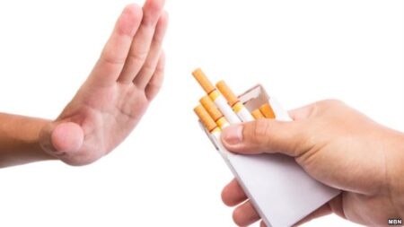 أول رئيس يوقع خطة لبلاد “خالية من التبغ”