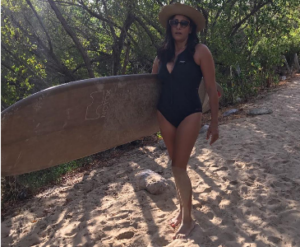 صادم بالصورة:فنانة مغربية معروفة تخلق الجدل بــــ”المايو”