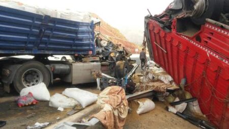 بالصور:اصطدام شاحنتين بالطريق السيار بمدينة أكادير واحدة محملة ب"علف الدجاج" والأخرى ب"الزليج" يخلف قتيلا وإصابات خطيرة