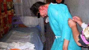 خطير بالصورة:زوج صب البنزين على جسد زوجته وأضرم فيها النار وهي تغط في نوم عميق أمام أعين أبنائها الأربعة