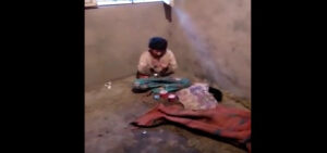 (+فيديو صادم) أب يحتجز ابنته العشرينية لسنوات بكوخ دون ماء ولا زاد ولا ملبس لينفرد بعشيقاته