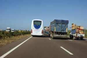 عااجل:توقف حركة السير بين اكادير وتيزنيت بسبب حادثة سير تسبب فيها سائق آلة حصاد