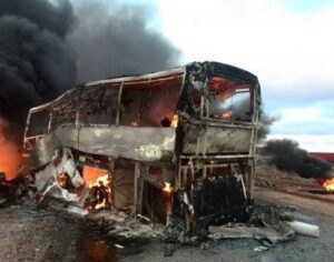 خطير:مصرع 20 طفلا  في حادث اصطدام شاحنة و حافلة مدرسية وهذه هي التفاصيل