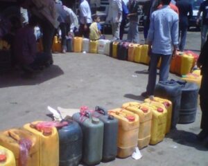 حريق صغير بكلميم يفضح أكبر مهرب للوقود والأمن يحجز كميات كبيرة كادت أن تتسبب في كارثة جديدة ويعتقل صاحبها