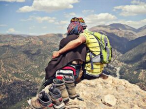 مثير بالصور:ليلى ابنة أكادير تمردت على تقاليد الزواج في سوس وعقدت قرانها بشاب يعشق المغامرات بقمة “كاتدرائية” الأطلس