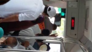 اعتقال مراقب حافلات يتزعم عصابة للسرقة والنشل