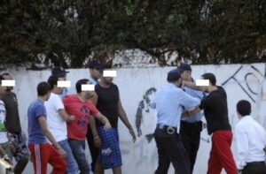 ابن مسؤول كبير في السلطة يعربد على الأمن في الشارع بسبب فتاة